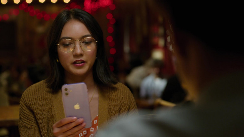 Apple iPhone Smartphone of Rachel Marsh as Luna Castillo in Unstable S01E05 Beautiful Birthday Bastards (3)
