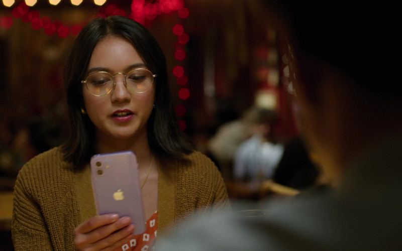 Apple iPhone Smartphone of Rachel Marsh as Luna Castillo in Unstable S01E05 Beautiful Birthday Bastards (3)