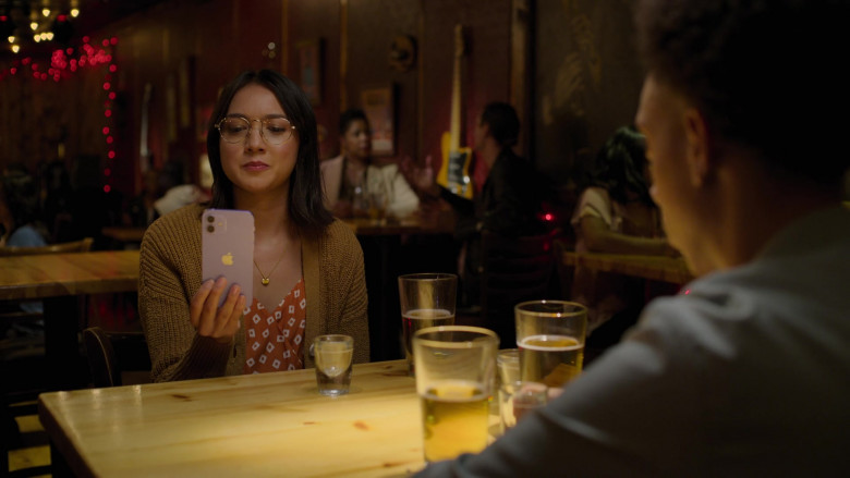 Apple iPhone Smartphone of Rachel Marsh as Luna Castillo in Unstable S01E05 Beautiful Birthday Bastards (4)
