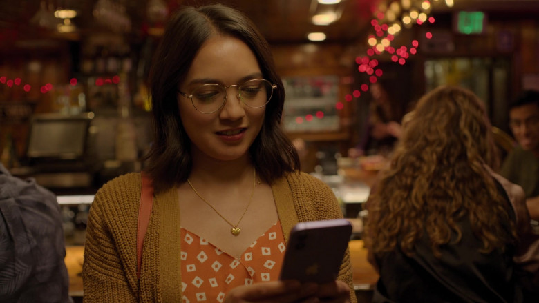 Apple iPhone Smartphone of Rachel Marsh as Luna Castillo in Unstable S01E05 Beautiful Birthday Bastards (7)