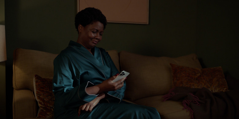 Apple iPhone Smartphone of Sarah Niles as Dr. Sharon Fieldstone in Ted Lasso S03E01 Smells Like Mean Spirit (2023)