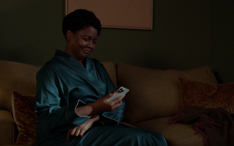 Apple iPhone Smartphone of Sarah Niles as Dr. Sharon Fieldstone in Ted Lasso S03E01 Smells Like Mean Spirit (2023)