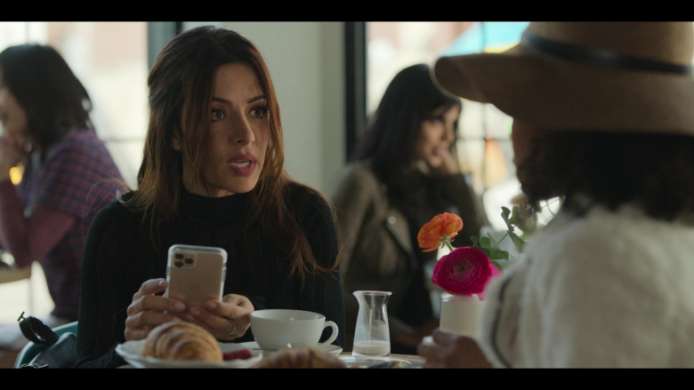 Apple iPhone Smartphone of Sarah Shahi as Billie Connelly in SexLife S02E04 The Weakness in Me (2023)