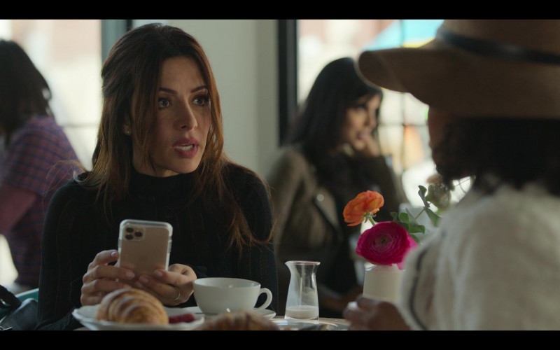 Apple iPhone Smartphone of Sarah Shahi as Billie Connelly in SexLife S02E04 The Weakness in Me (2023)