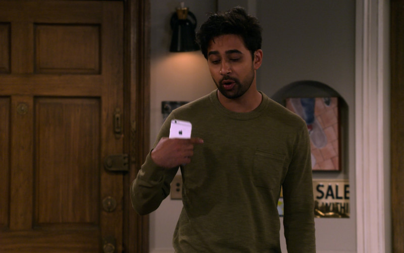 Apple iPhone Smartphones in How I Met Your Father S02E07 A Terrible, Horrible, No Good, Very Bad Valentine's Day (2)