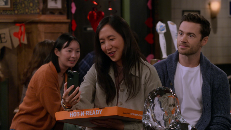Apple iPhone Smartphones in How I Met Your Father S02E07 A Terrible, Horrible, No Good, Very Bad Valentine's Day (4)