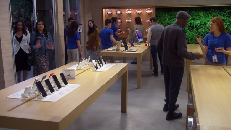 Apple iPhones, MacBook Laptops and iMac Computers in Lopez vs Lopez S01E14 Lopez vs Work (1)