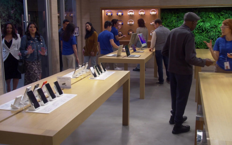 Apple iPhones, MacBook Laptops and iMac Computers in Lopez vs Lopez S01E14 Lopez vs Work (1)