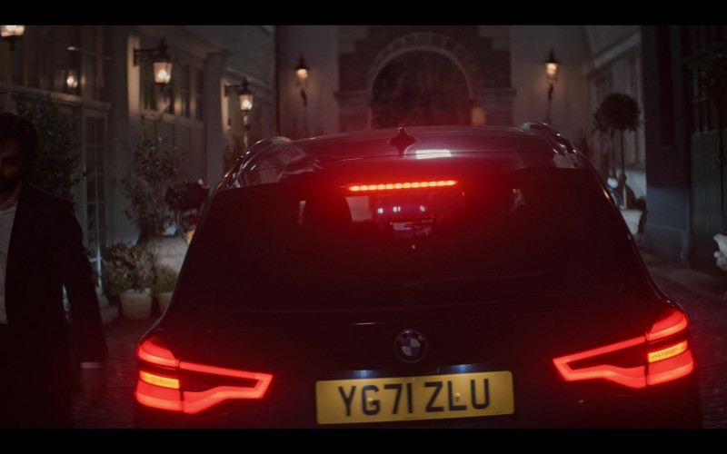 BMW SUV in You S04E07 "Good Man, Cruel World" (2023)