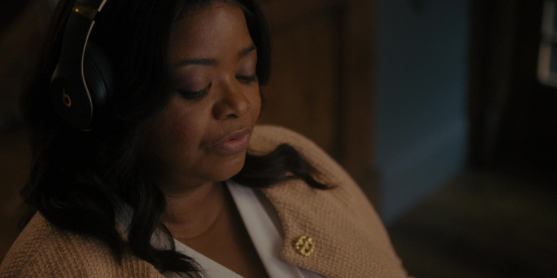Beats Headphones of Octavia Spencer as Poppy Parnell in Truth Be Told S03E10 A Kiss Not Mine Alone (2023)