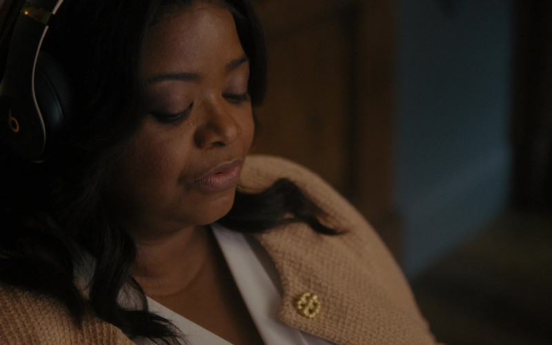 Beats Headphones of Octavia Spencer as Poppy Parnell in Truth Be Told S03E10 A Kiss Not Mine Alone (2023)