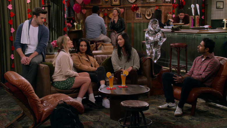 Blue Moon Beer in How I Met Your Father S02E07 A Terrible, Horrible, No Good, Very Bad Valentine's Day (1)
