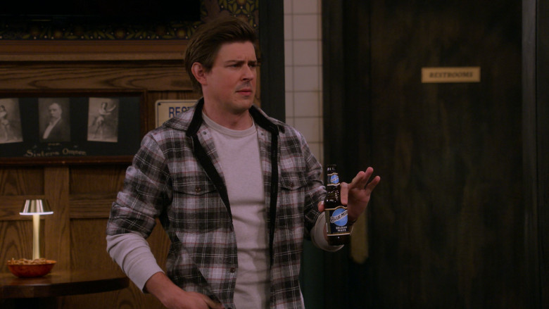 Blue Moon Beer of Christopher Lowell as Jesse in How I Met Your Father S02E08 Rewardishment (2023)