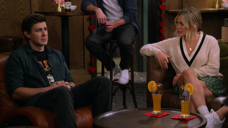 Blue Moon and Miller Lite Beer in How I Met Your Father S02E07 A Terrible, Horrible, No Good, Very Bad Valentine's Day (2)