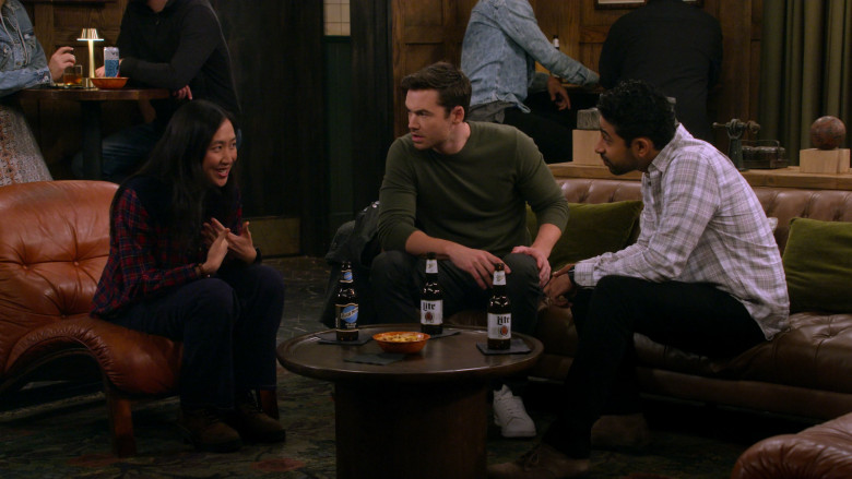 Blue Moon and Miller Lite Beer in How I Met Your Father S02E09 The Welcome Protocol (2)