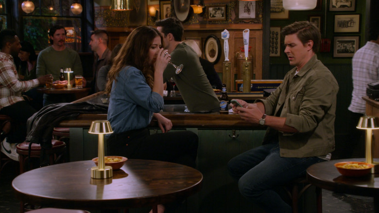Blue Moon and Miller Lite Beer in How I Met Your Father S02E09 The Welcome Protocol (5)