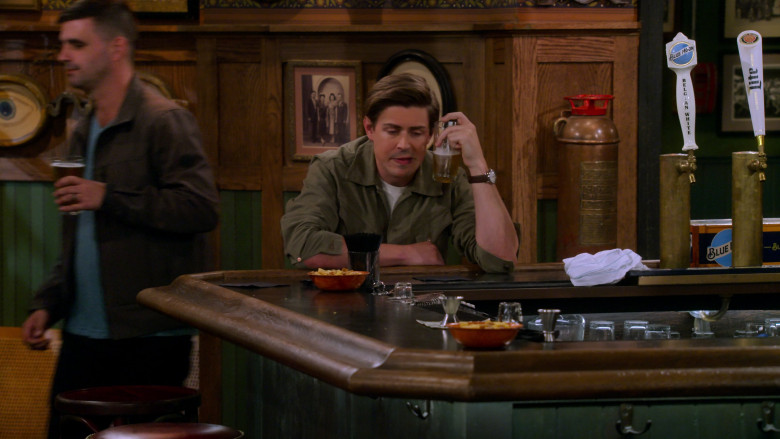 Blue Moon and Miller Lite Beer in How I Met Your Father S02E09 The Welcome Protocol (6)
