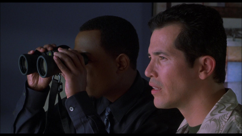 Bushnell Binocular of Martin Lawrence as Kevin Caffery in What's the Worst That Could Happen (2001)