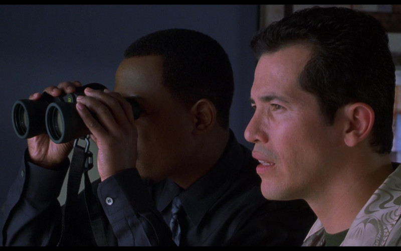 Bushnell Binocular of Martin Lawrence as Kevin Caffery in What's the Worst That Could Happen (2001)