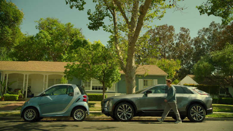 Cadillac Lyriq Car of Rob Lowe as Ellis Dragon in Unstable S01E01 Unstable (2)