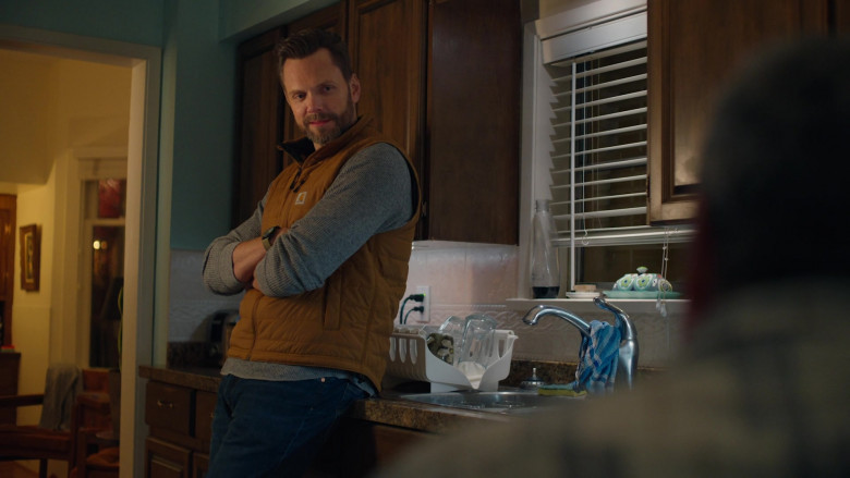 Carhartt Vest of Joel McHale as Frank Shaw in Animal Control S01E06 Peacocks and Pumas (2)
