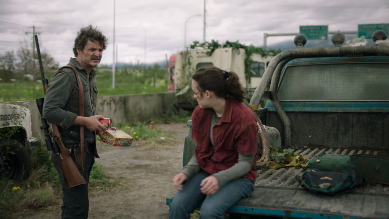 Chef Boyardee Beefaroni Can Held by Pedro Pascal as Joel in The Last of Us S01E09 Look for the Light (2)