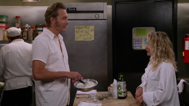 Chosen Foods 100% Pure Avocado Oil for Cooking in How I Met Your Father S02E09 The Welcome Protocol (1)