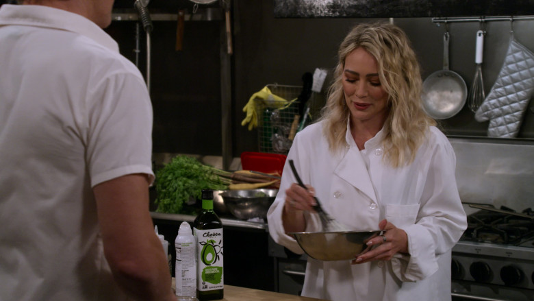 Chosen Foods 100% Pure Avocado Oil for Cooking in How I Met Your Father S02E09 The Welcome Protocol (2)
