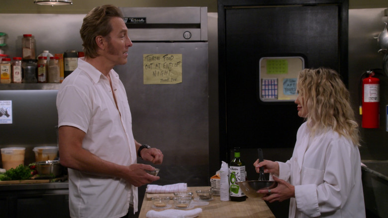Chosen Foods 100% Pure Avocado Oil for Cooking in How I Met Your Father S02E09 The Welcome Protocol (3)