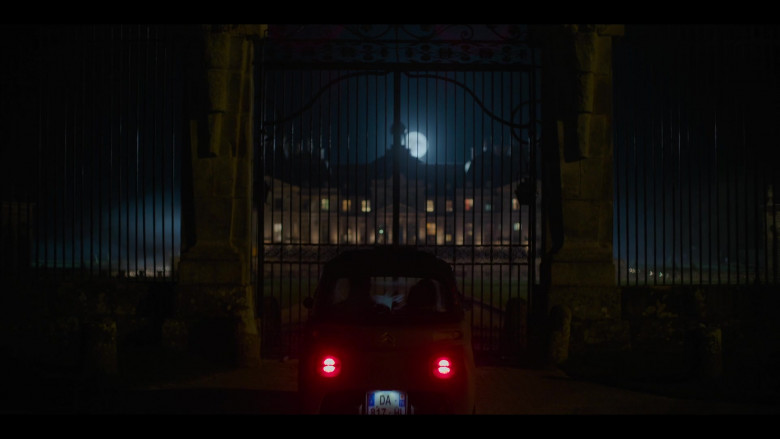 Citroën AMI Car Driven by Adam Sandler as Nick Spitz in Murder Mystery 2 (1)