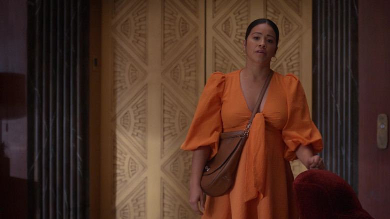 Coach Shoulder Bag of Gina Rodriguez as Nell Serrano in Not Dead Yet S01E06 Not Ready to Share Yet (2023)