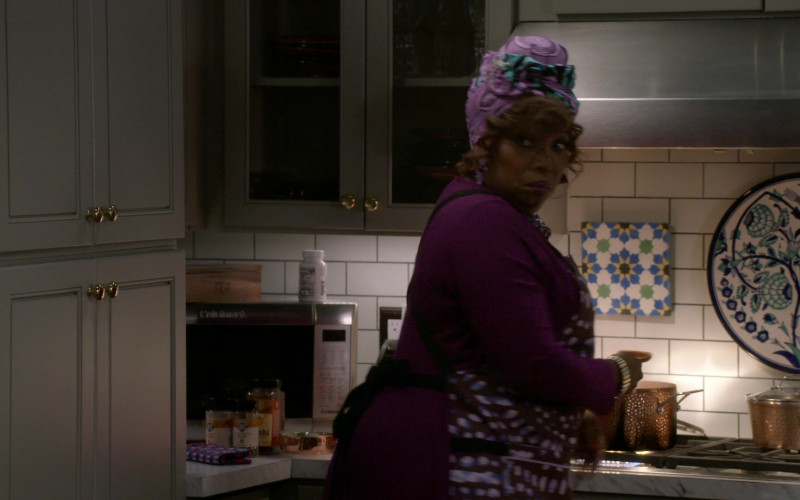 Cuisinart Microwave Oven and First Street Seasonings in Bob Hearts Abishola S04E16 Mmm, Fresh Baked Sock! (2023)