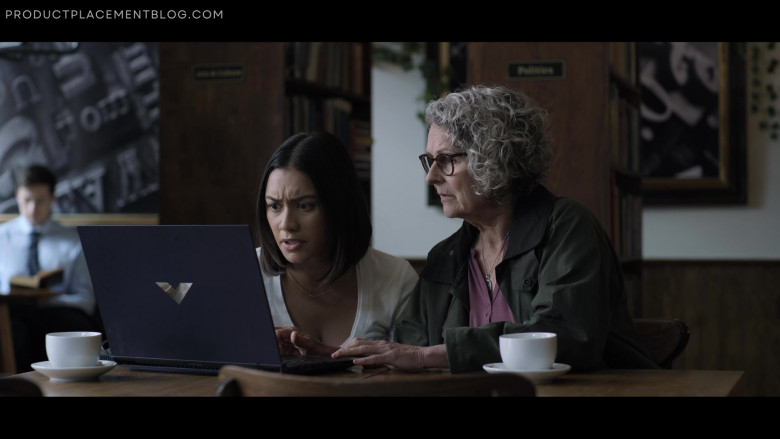 HP Victus Notebook of Luciane Buchanan as Rose Larkin in The Night Agent S01E04 Eyes Only (1)