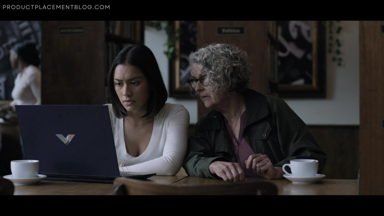 HP Victus Notebook of Luciane Buchanan as Rose Larkin in The Night Agent S01E04 Eyes Only (4)
