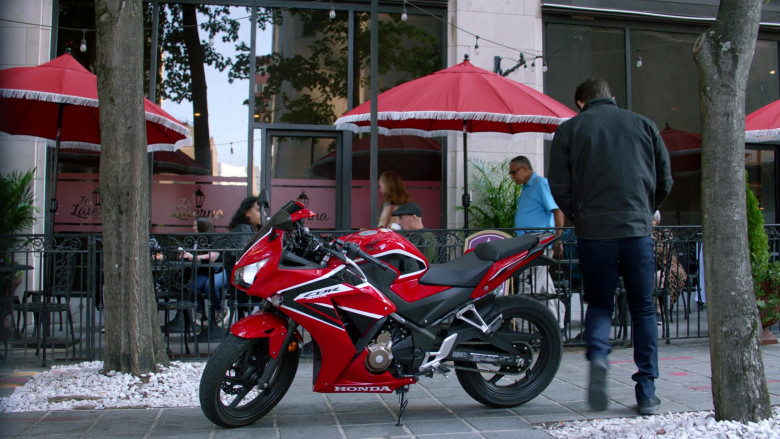 Honda CBR300R Motorcycle in True Lies S01E02 Public Secrets (2023)