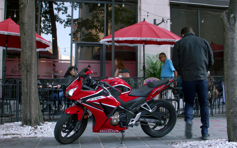 Honda CBR300R Motorcycle in True Lies S01E02 Public Secrets (2023)