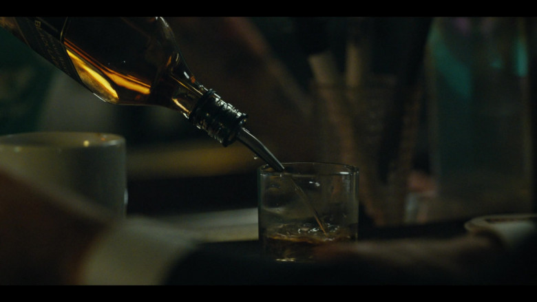 Johnnie Walker Black Label Whisky in Mayor of Kingstown S02E08 Santa Jesus (2023)