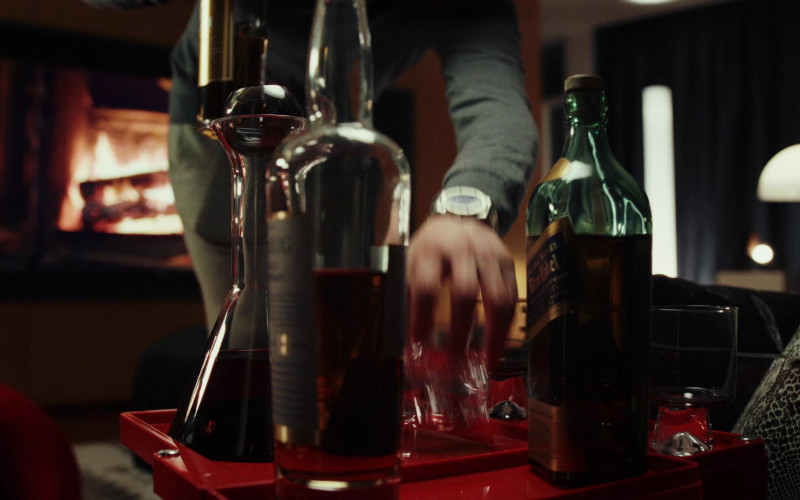 Johnnie Walker Blue Label Scotch Whisky in Poker Face S01E09 "Escape from Shit Mountain" (2023)