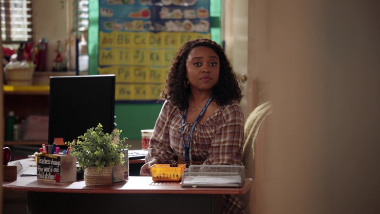 Kleenex Tissues of Quinta Brunson as Janine Teagues in Abbott Elementary S02E17 Mural Arts (2023)