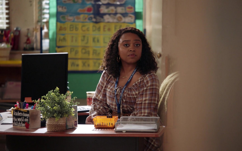 Kleenex Tissues of Quinta Brunson as Janine Teagues in Abbott Elementary S02E17 Mural Arts (2023)