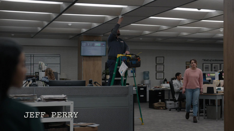 LG PC Monitors in Alaska Daily S01E08 Tell a Reporter Not to Do Something and Suddenly It's a Party (1)