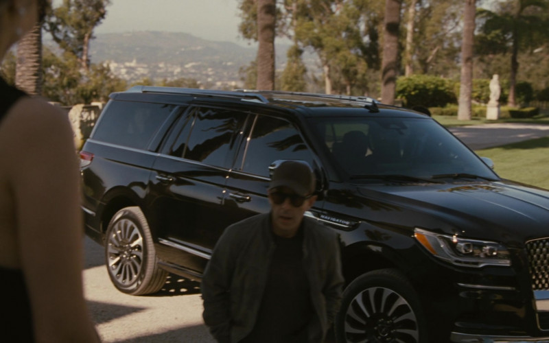 Lincoln Navigator Car in Succession S04E01 The Munsters (4)