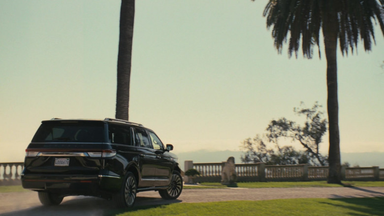 Lincoln Navigator Car in Succession S04E01 The Munsters (5)