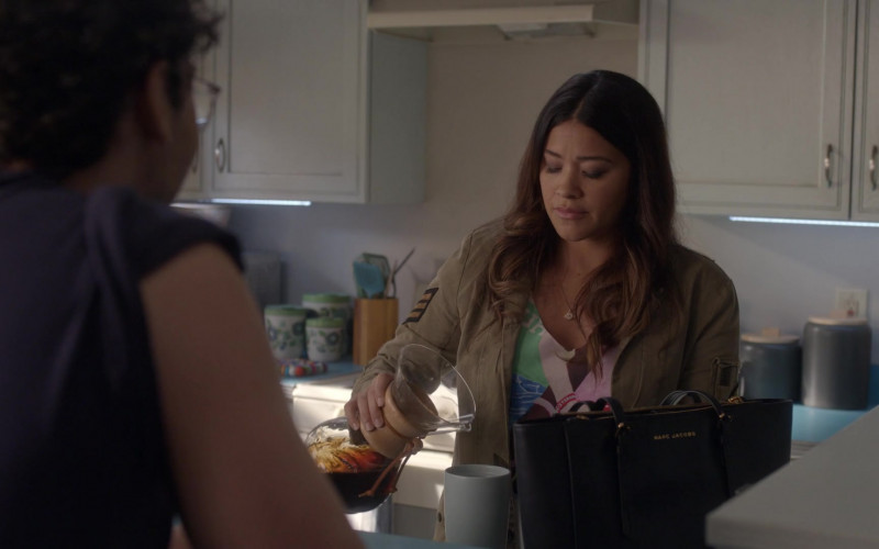Marc Jacobs Bag of Gina Rodriguez as Nell Serrano in Not Dead Yet S01E07 "Not Out of the Game Yet" (2023)