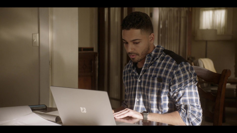 Microsoft Surface Laptops in All American S05E14 Make Me Proud (3)
