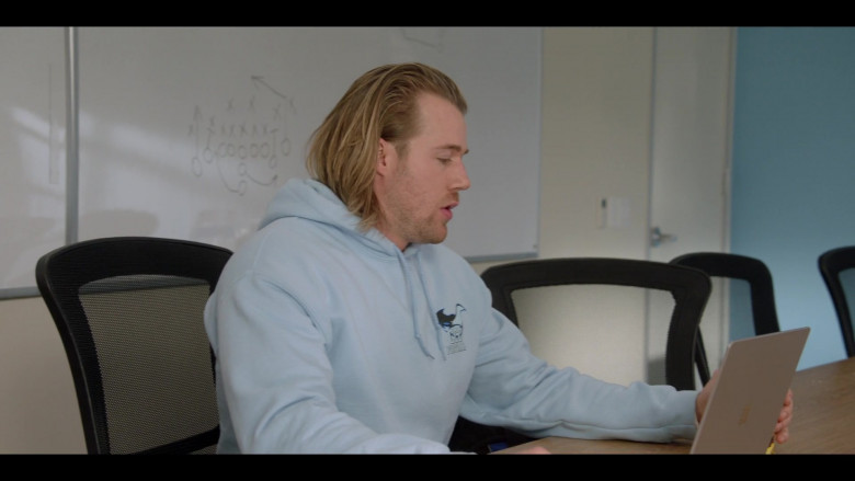 Microsoft Surface Laptops in All American S05E15 United in Grief (3)