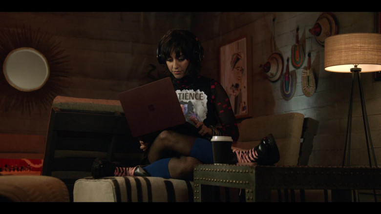 Microsoft Surface Laptops in All American S05E15 United in Grief (4)