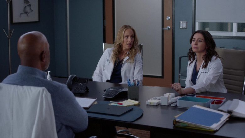 Microsoft Surface Laptops in Grey's Anatomy S19E08 All Star (3)