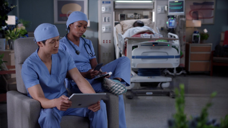 Microsoft Surface Tablet in Grey’s Anatomy S19E08 All Star (2023)