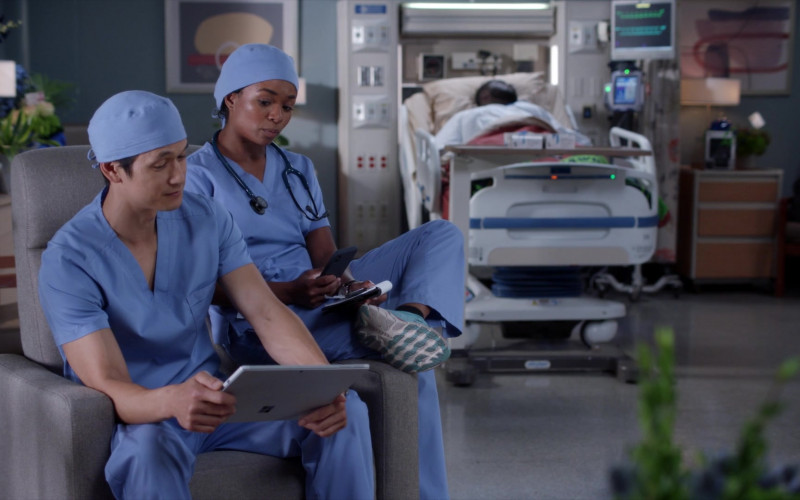 Microsoft Surface Tablet in Grey's Anatomy S19E08 All Star (2023)